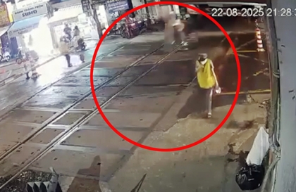 Clip TNGT: Mắt để sau lưng, thanh niên xe máy đâm thẳng vào barie chắn tàu